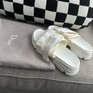 Woman’s Dior slides